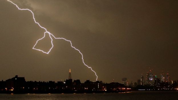 イギリスで15,000発の記録的な落雷。神秘的な「雷樹」現象も発生の画像 2/9