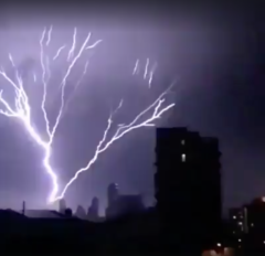 イギリスで15,000発の記録的な落雷。神秘的な「雷樹」現象も発生の画像 1/9