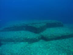日本のアトランティスと呼ばれる、与那国島海底遺跡。遺跡ではなくただの自然石であるとも言われる。
