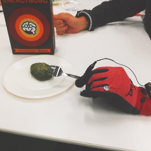 食べ物の味が変わる手袋！　電気刺激で味覚を操作する新技術を取材