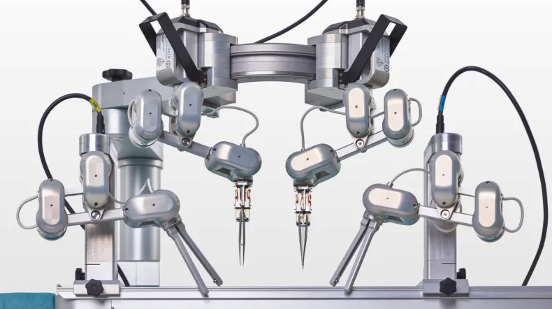 “手術お助けロボット”による超マイクロ手術が初めての臨床実験に成功