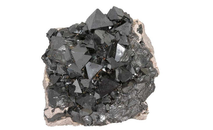 生命は「石」から始まった？鉱物の触媒作用から生命の材料を合成することに成功