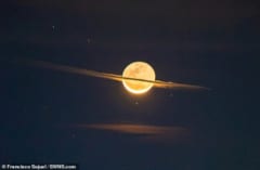 夜空に「土星そっくりな月」が出現！なぜ月に輪っかが？の画像 1/2