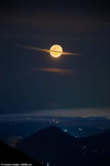 夜空に「土星そっくりな月」が出現！なぜ月に輪っかが？の画像 2/2