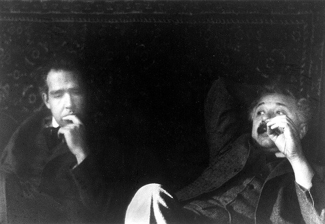 アインシュタインとボーア。1930年ソルヴェイ会議閉会後、エーレンフェスト邸にて。