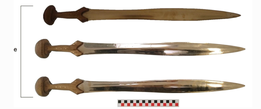 古代の武具の傷痕から青銅器時代の剣術を再現する実験考古学 - ナゾロジー