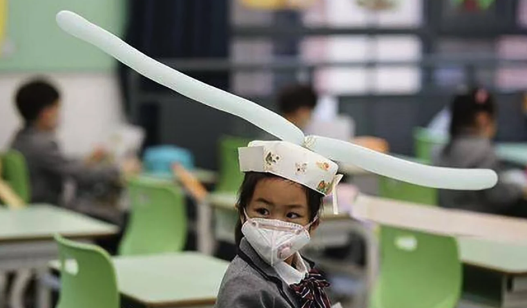 「ソーシャルディスタンス帽子」を中国の小学校が導入　「古代皇帝」の慣習がヒントにの画像 2/4