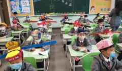 「ソーシャルディスタンス帽子」を中国の小学校が導入　「古代皇帝」の慣習がヒントにの画像 1/4