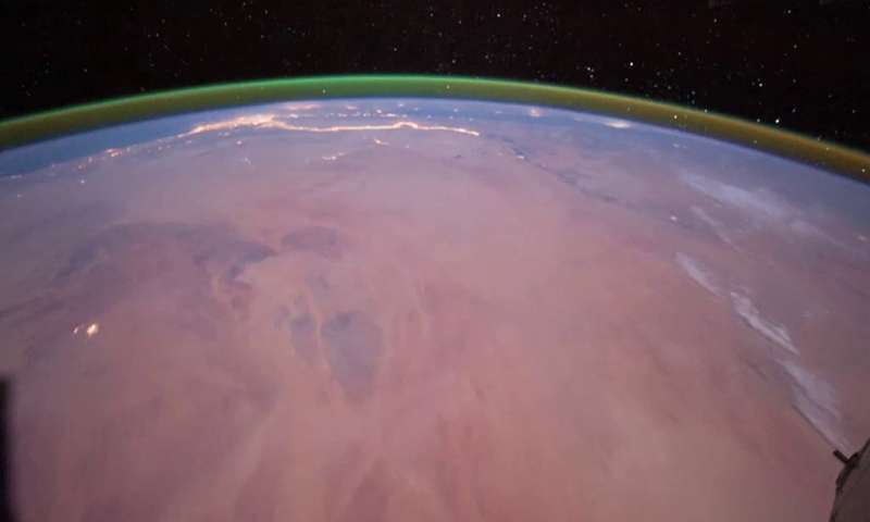史上初、火星での「大気光」の観測に成功！「大気層がグリーンに発光」の画像 2/4