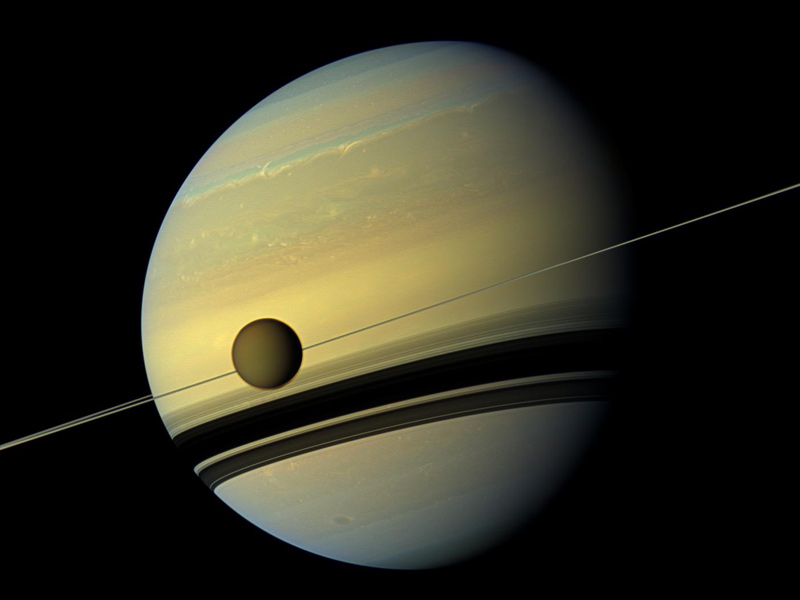 土星の月タイタンは、予想より”100倍早く”土星から遠ざかっている