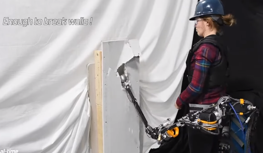 「第3の腕」として使えるロボットアームが開発中！　壁もぶち抜く破壊力がスゴイの画像 9/11
