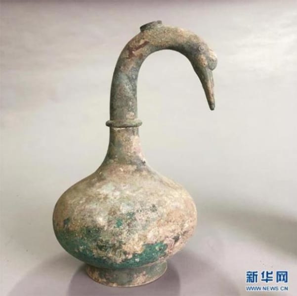 2000年前の「白鳥の壺」を発見！中には「謎の液体」が保存され