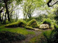 季節によって姿を変える。「生きた女神」が横たわる神秘的な庭園（イギリス）の画像 1/8