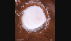 火星の氷が張ったクレーター上を、飛んでいるかのように眺められる美映像の画像 3/5