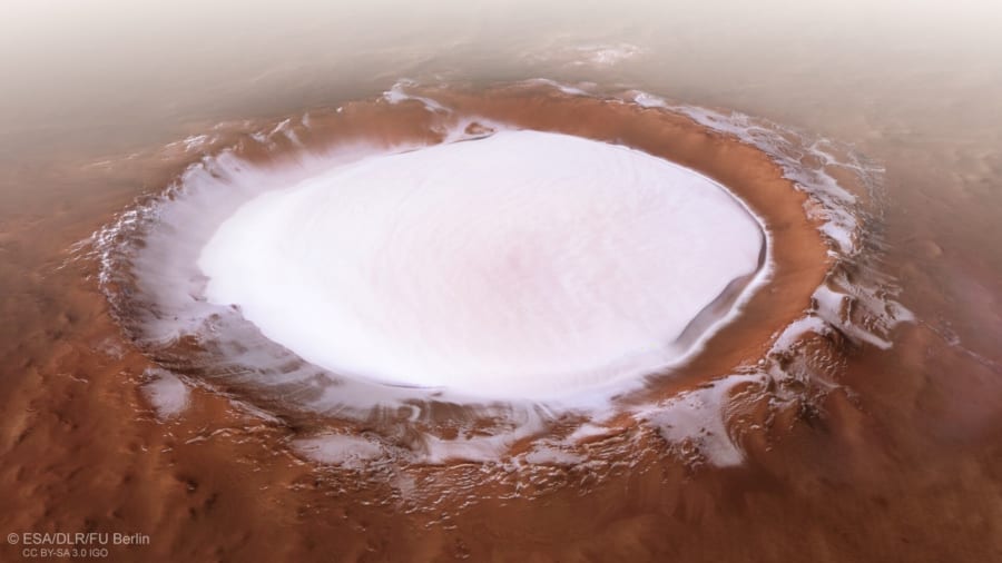 火星の氷が張ったクレーター上を、飛んでいるかのように眺められる美映像