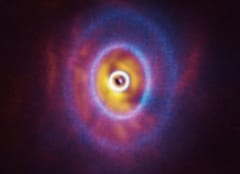 「3つのリング」に円盤が分裂した”幻想的な三重連星”をアルマ望遠鏡が観測。まるで天球儀みたい！の画像 4/6