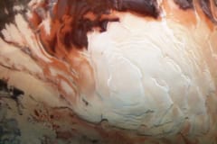 火星の極にある巨大な氷。観測によって内部には広大な塩湖が広がっていることが判明した