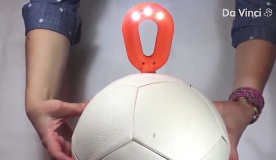 キック力を電気に変換するサッカーボールが 子どもたちの未来を明るくする ナゾロジー