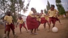 サッカーを楽しむ子供たち