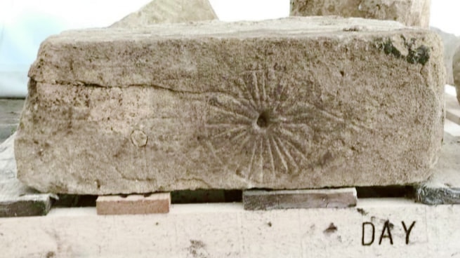 鉄道敷設の予定地で「魔女の印」が刻まれた700年前の教会跡を発見（イギリス）