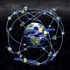 地球を取り囲むGPS衛星。GPS衛星は常時4つが上空に確認できるように飛んでおり、位置情報はこの内3つの衛星の信号を使って計算される。