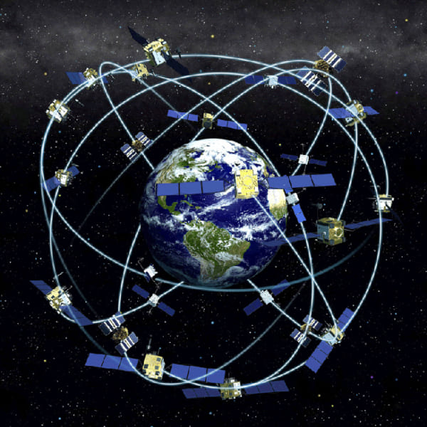 地球を取り囲むGPS衛星。GPS衛星は常時4つが上空に確認できるように飛んでおり、位置情報はこの内3つの衛星の信号を使って計算される。