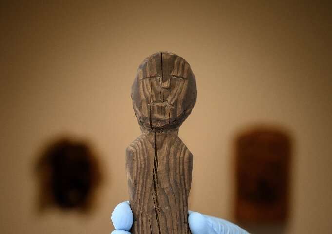 1999年に氷山で見つかった木彫りの人形