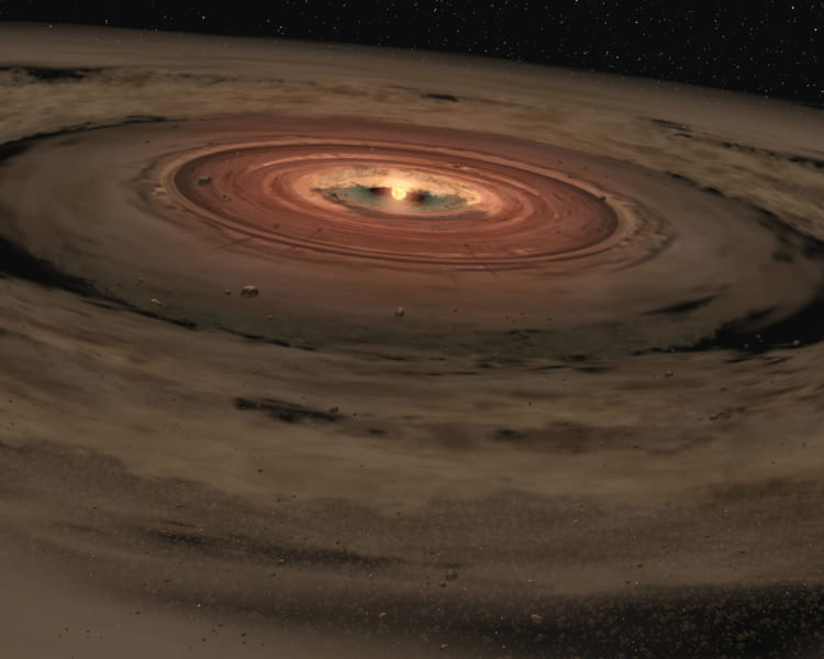 初期の星系イメージ。塵とガスによる降着円盤が原始太陽（前主系列星）を囲んでいる。
