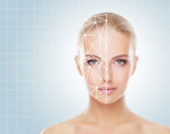 スーパーレコグナイザーは状況によっては顔識別システムよりも優れた能力を見せる。