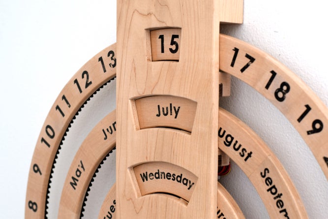 3つのリングが回転するカレンダー「Automated Perpetual Calendar」