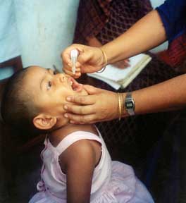 経口生ポリオワクチンの投与の様子。