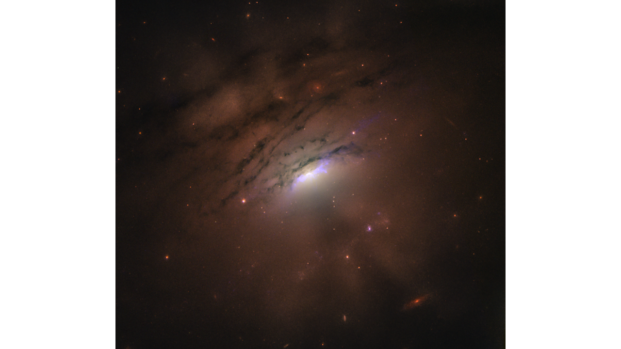 ハッブル宇宙望遠鏡の撮影した活動銀河「IC 5063」。よく見ると中心からX型に暗い筋が伸びている。