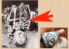最初に見つかった「死の笛」、左は男性の遺骨