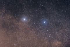 ケンタウルス座α星（左）とβ星（右）。赤い円に囲まれた部分にプロキシマ・ケンタウリがある。