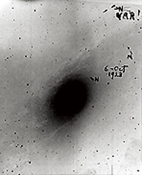 ハッブルが観測したアンドロメダ銀河の写真乾板。星を示したメモがN（新星:Nova）という字が消されてVAR（変光星:variable star）に書き換えられている。
