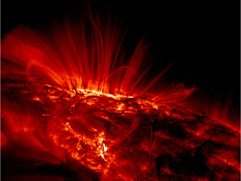 太陽は燃えたぎる表面より、上空大気のほうが100万度以上熱い。