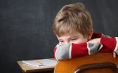 ADHDの子どもは家庭や学校の生活にうまく適合できず悩みを抱えることが多い。