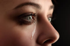 涙には人の視線を引きつける力がある。