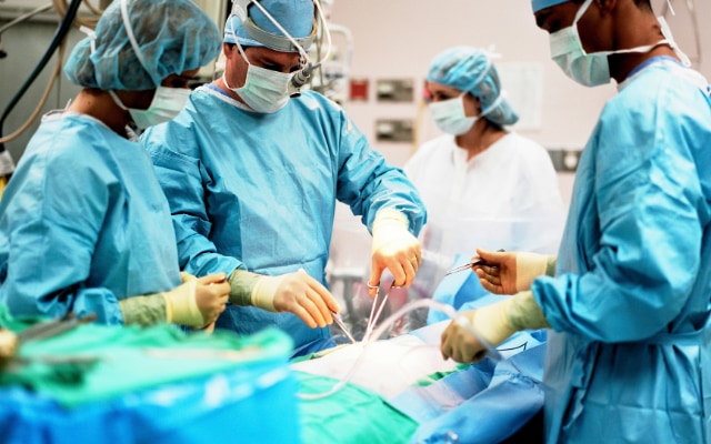 外科手術は高い集中力が要求される作業。医者の気が散っているときに受けたくはないが…。