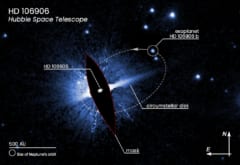 ハッブル宇宙望遠鏡の画像を元にした系外惑星HD 106906 bの軌道（楕円の破線）。背景の輝きは別の遠い星の光。
