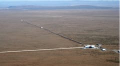 LIGOは90度に直行する2本の腕からなる。それぞれの腕の長さは4kmにも及ぶ
