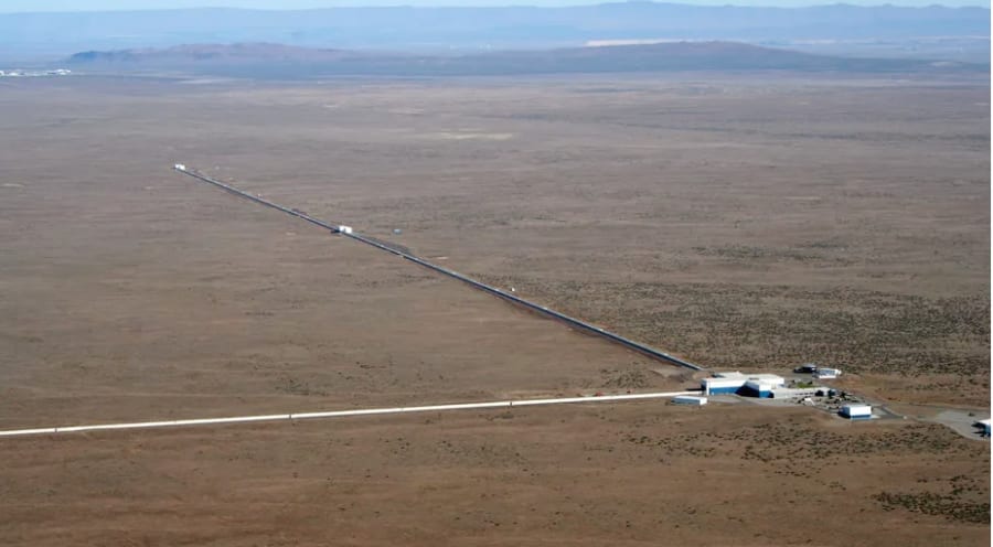 LIGOは90度に直行する2本の腕からなる。それぞれの腕の長さは4kmにも及ぶ