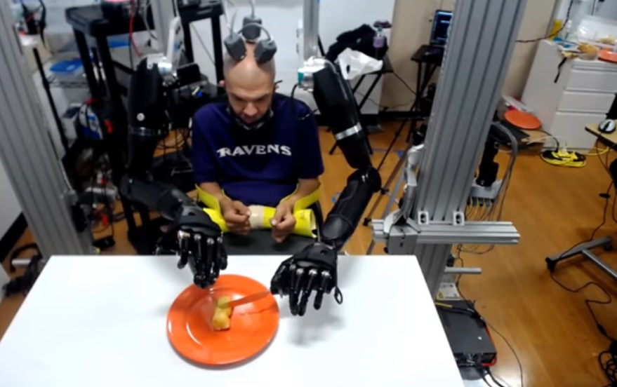 脳から直接ロボットアームを同時操作する