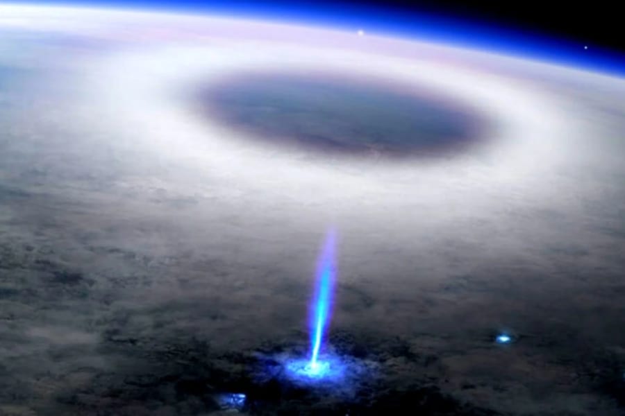 宇宙へ放つ「逆さまの雷ブルージェット」の発生源を突き止める　国際宇宙ステーションから分析