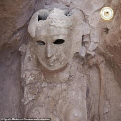 女性の顔から作られたと見られるデスマスク