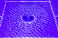 ブラックホールをシミュレートする実験室の水の渦。