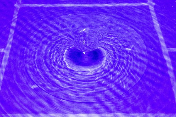 ブラックホールをシミュレートする実験室の水の渦。