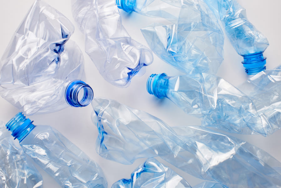 従来のプラスチックリサイクルには課題が多い