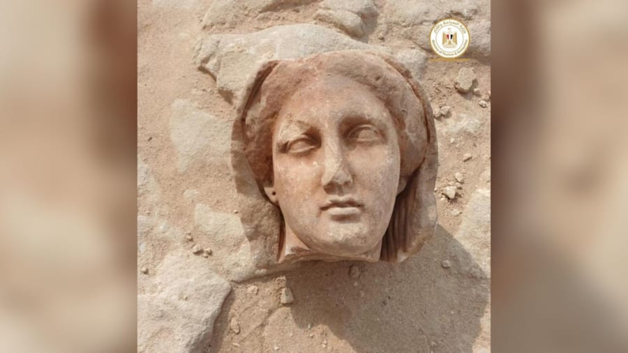 生前の女性の顔をかたどった石像