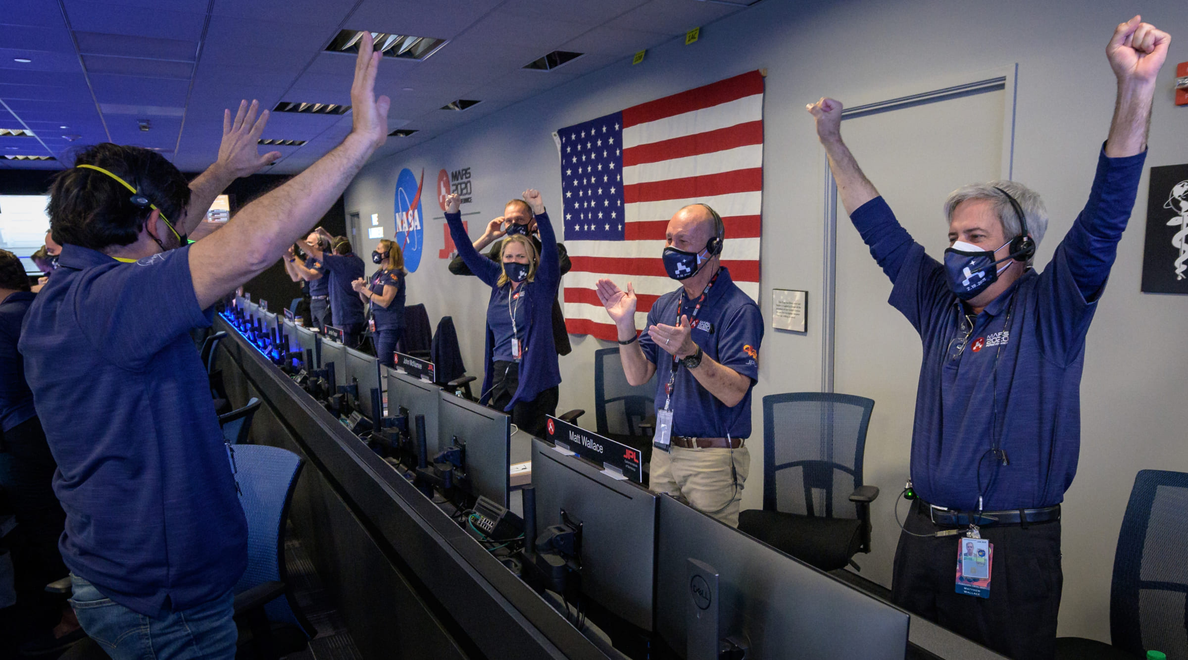 パーサヴィアランスの火星着陸成功に歓喜するNASAのチームメンバー。